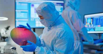 Fachpersonal im Reinraum bei der Prüfung eines Halbleiter-Wafers