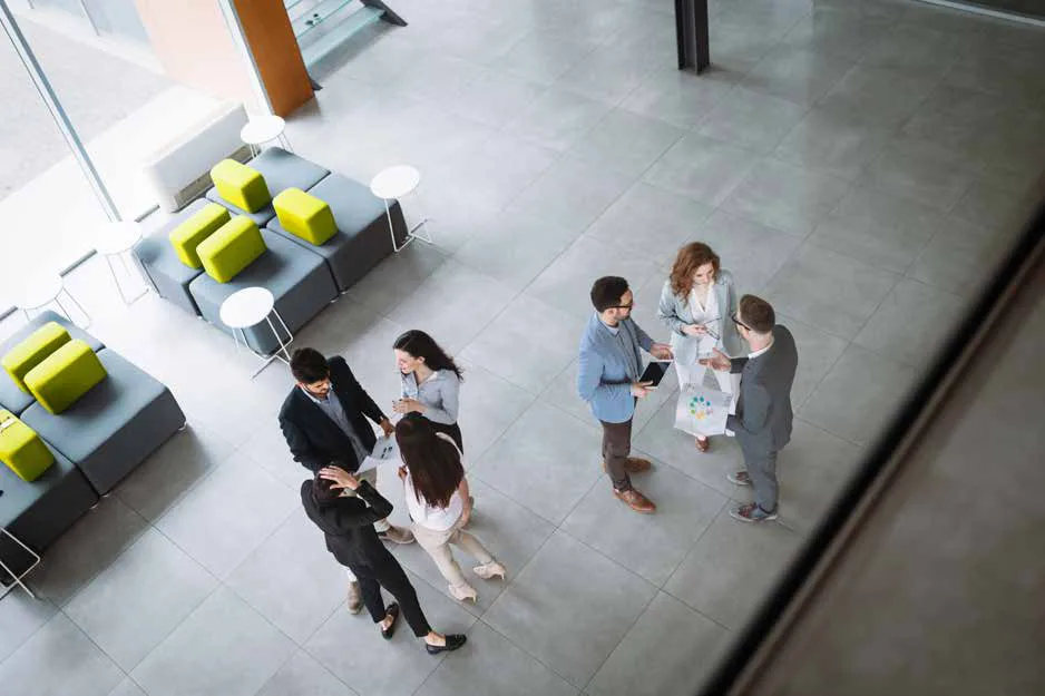 Netzwerk-Treffen in der Lobby